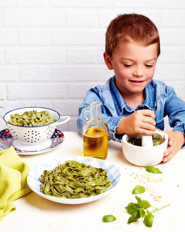 mannequin enfant pour shooting culinaire en ambiance claire