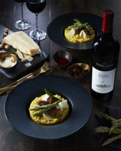 photographie culinaire mets et vin : risotto et sa bouteille