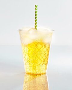 verre de jus de pomme pétillant pris par photographe culinaire spécialisé boisson