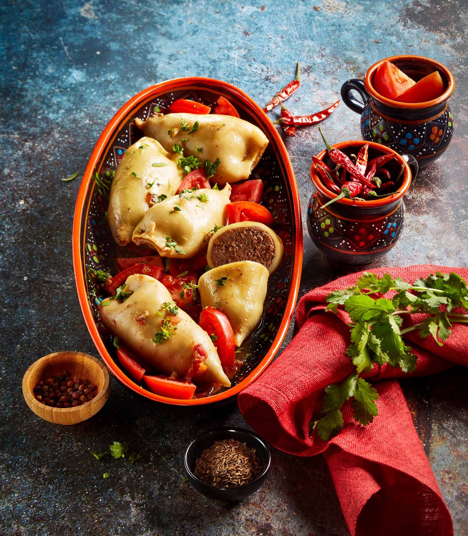 photographie culinaire d'une recette algérienne de calamar farci pour un livre sur la cuisine algérienne