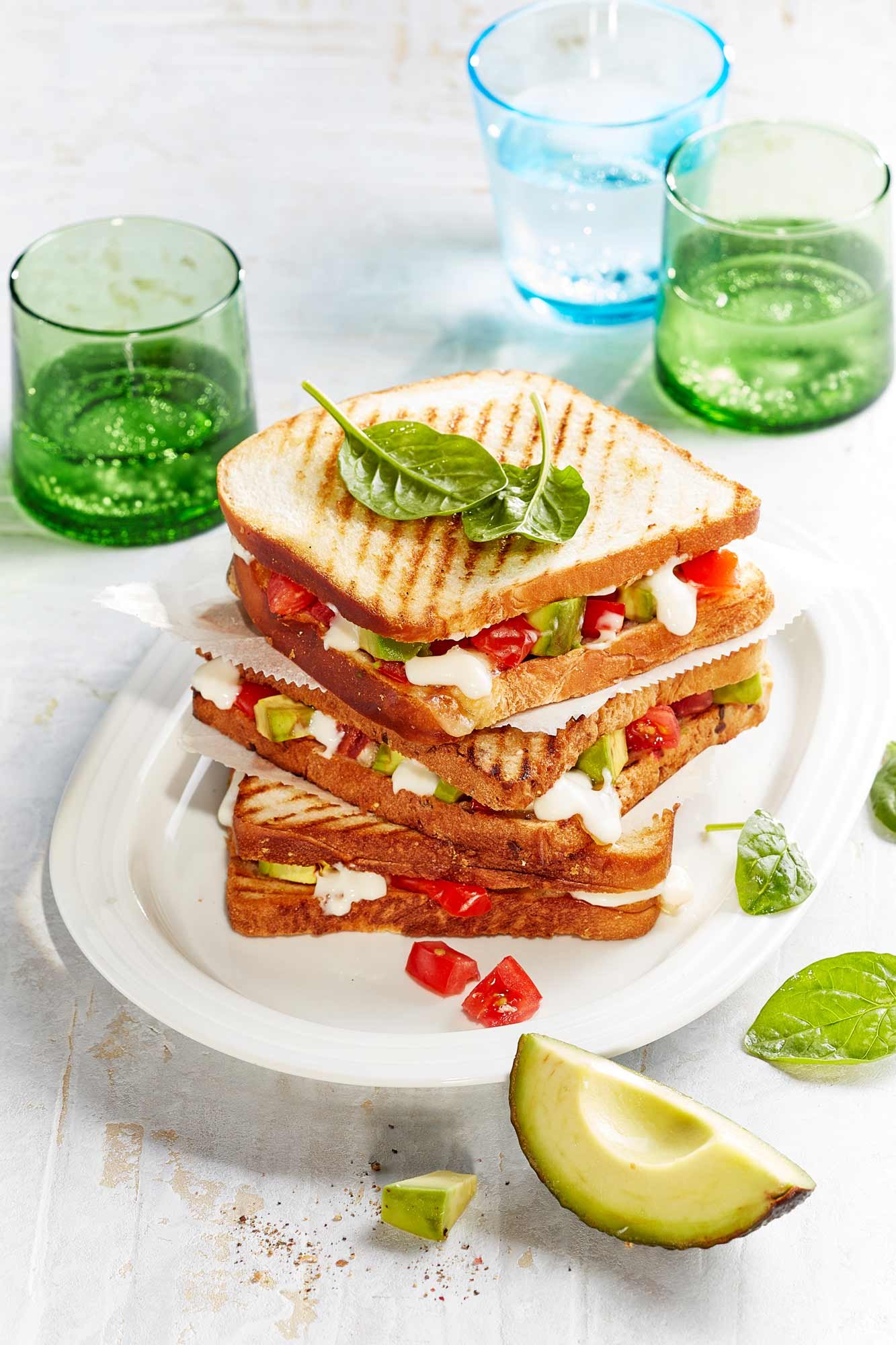 photographie culinaire éditions de croque-monsieurs healthy à l'avocat empilés, avec une jolie lumière