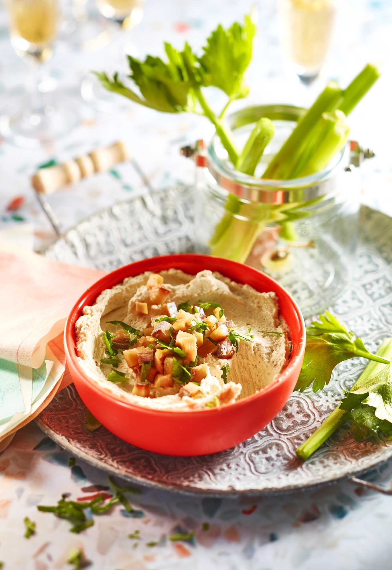 photographie culinaire pour l'édition d'un dip apéritif cétogène au hareng et céleri branche
