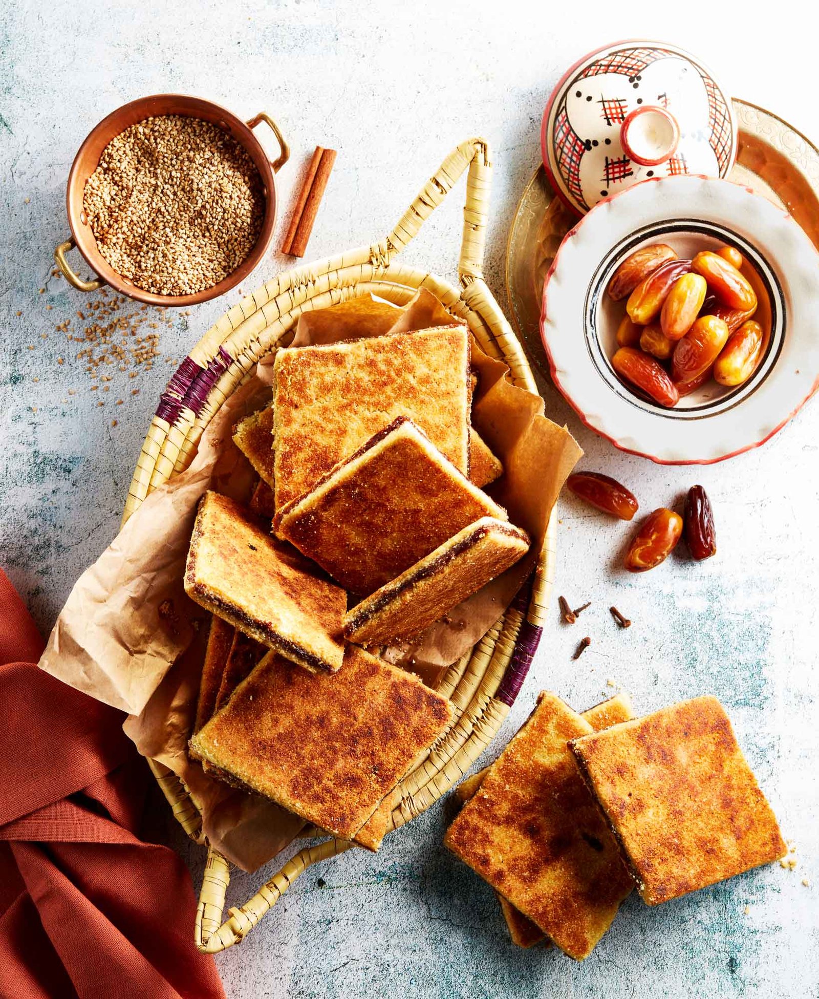 gâteau algérien aux épices fourré aux dattes