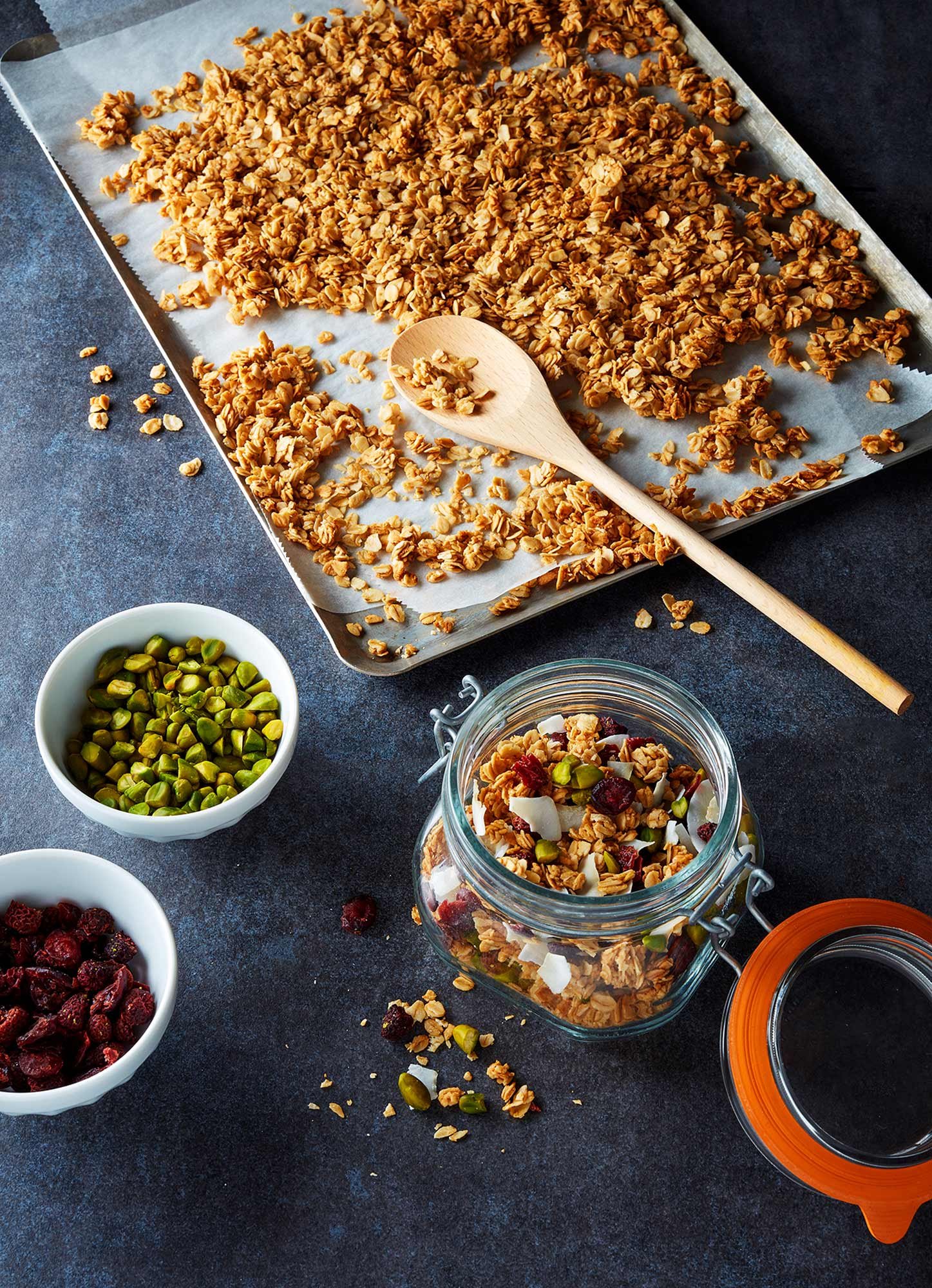 réalisation d'un granola aux pistaches et baies de goji en photographie culinaire