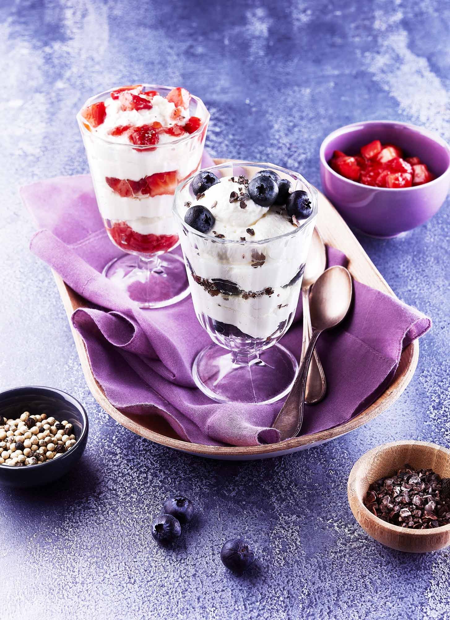 photographie culinaire en ambiance mauve de fontainebleau aux fruits rouges