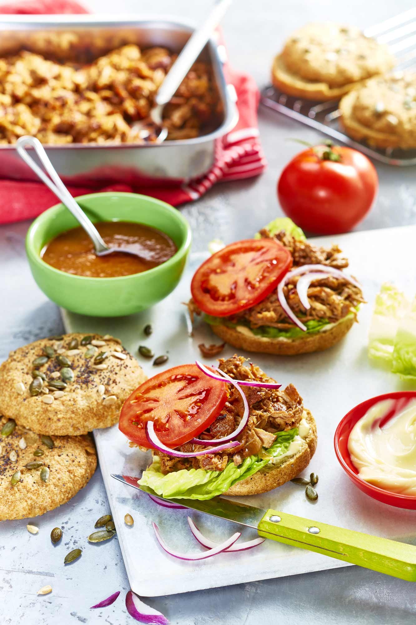 hamburger cétogène à l'effiloché de porc en préparation