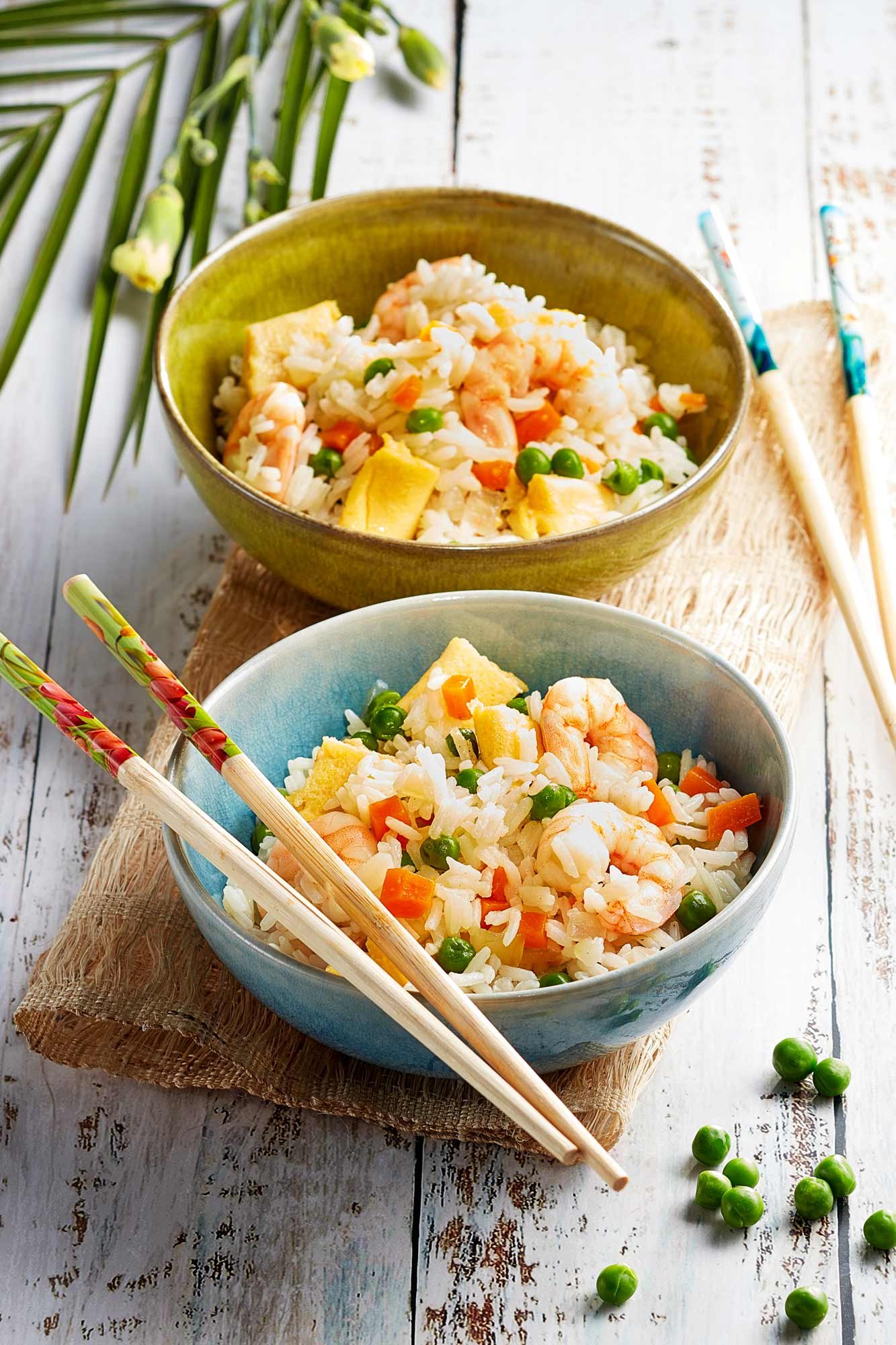 riz cantonnais aux petits pois et omelette avec baguettes et accessoires de stylisme culinaire