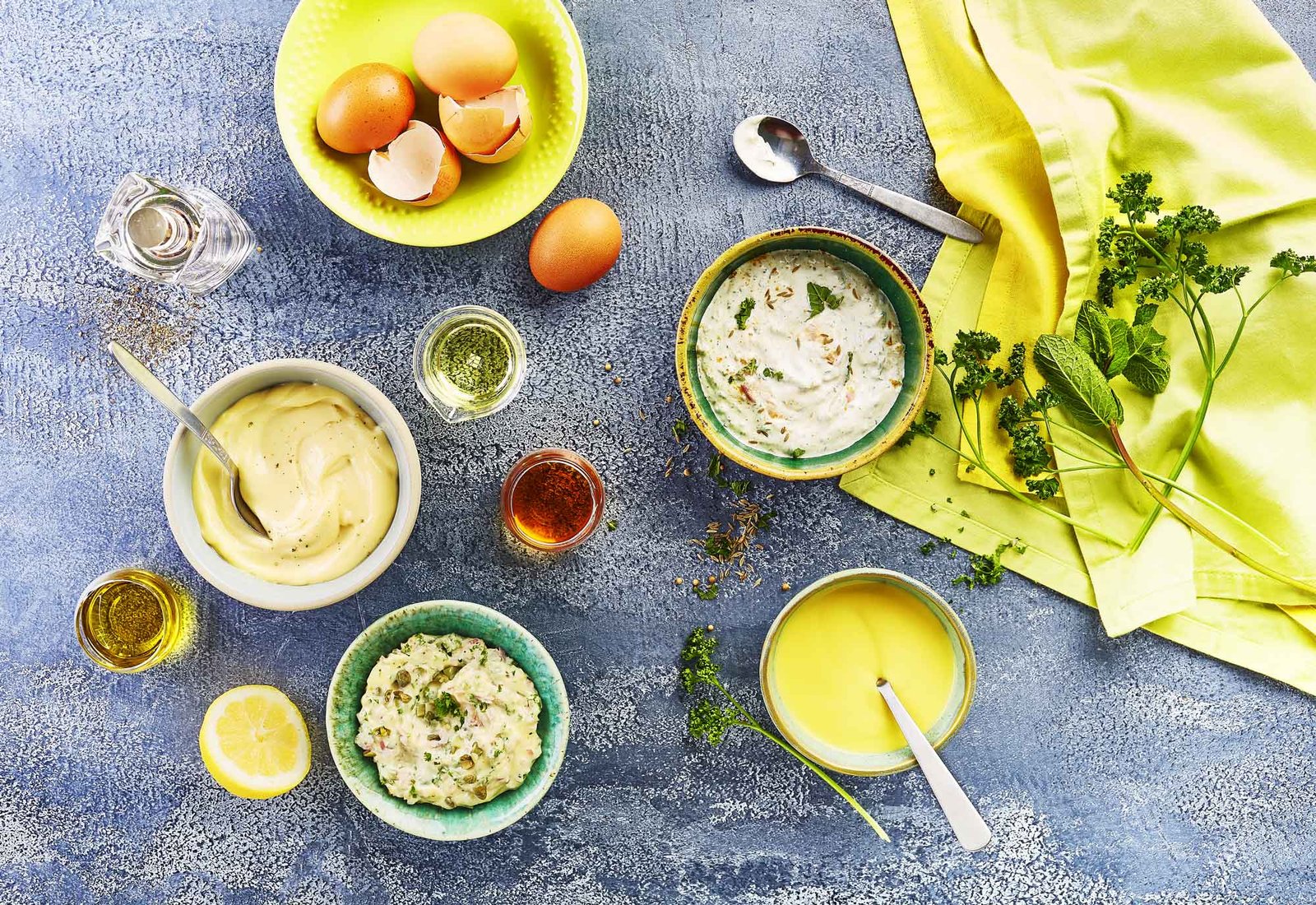photographie culinaire en vue d'avion, 4 sauces aux oeufs avec des herbes aromatiques