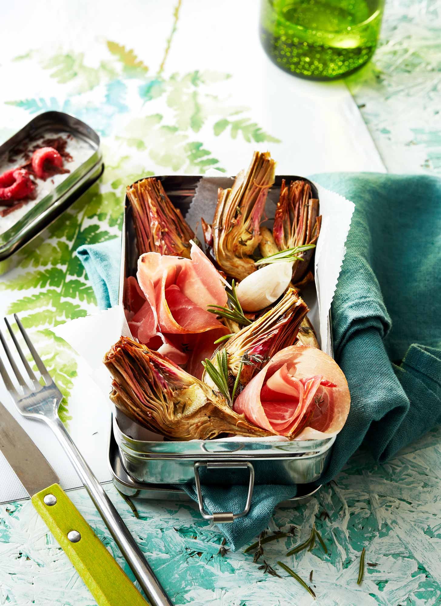 bento métallique de salade artichaut, romarin et jambon cru