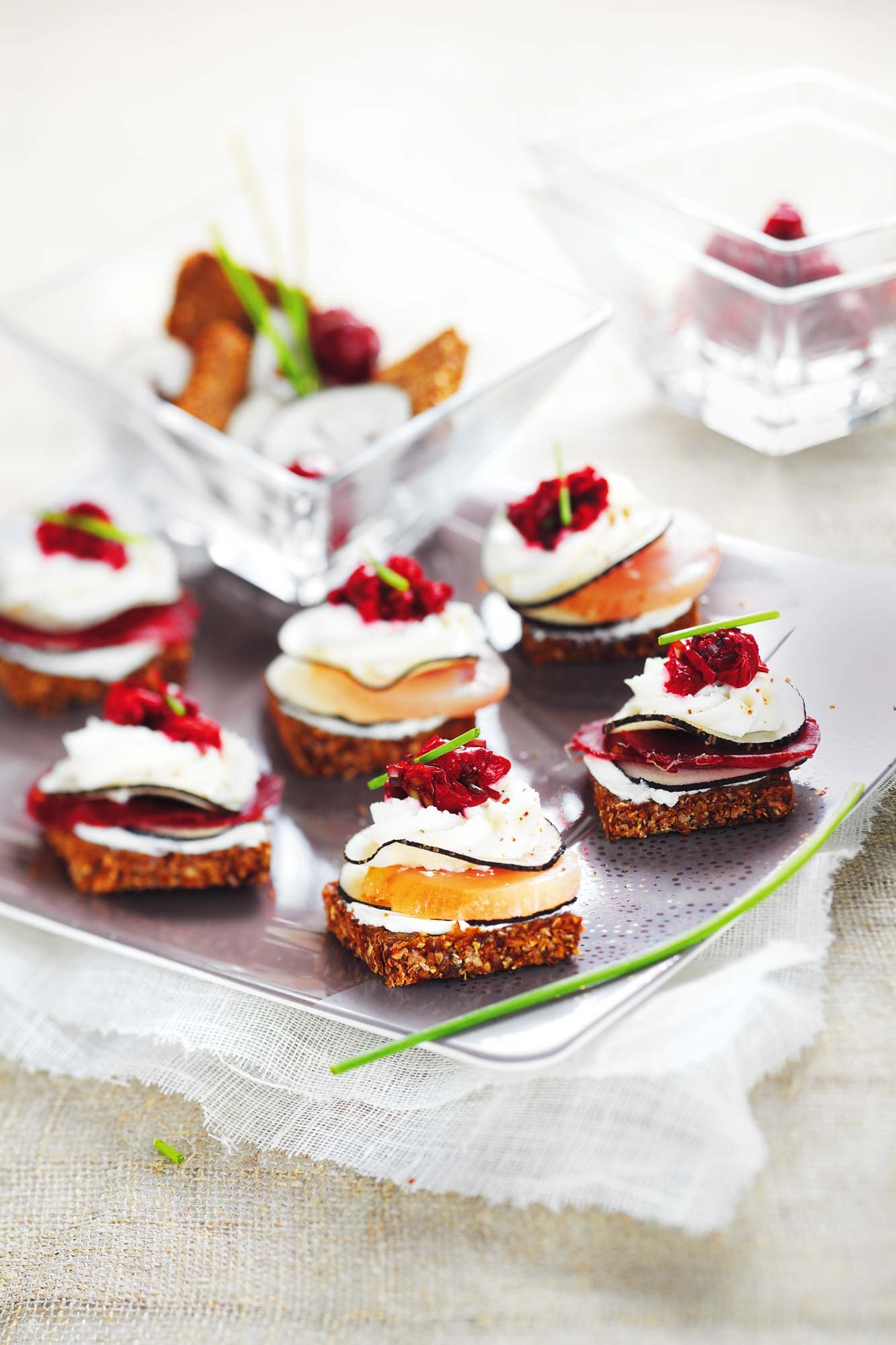 bouchées apéritives au radis noir, betterave et thon fumé sur pain noir