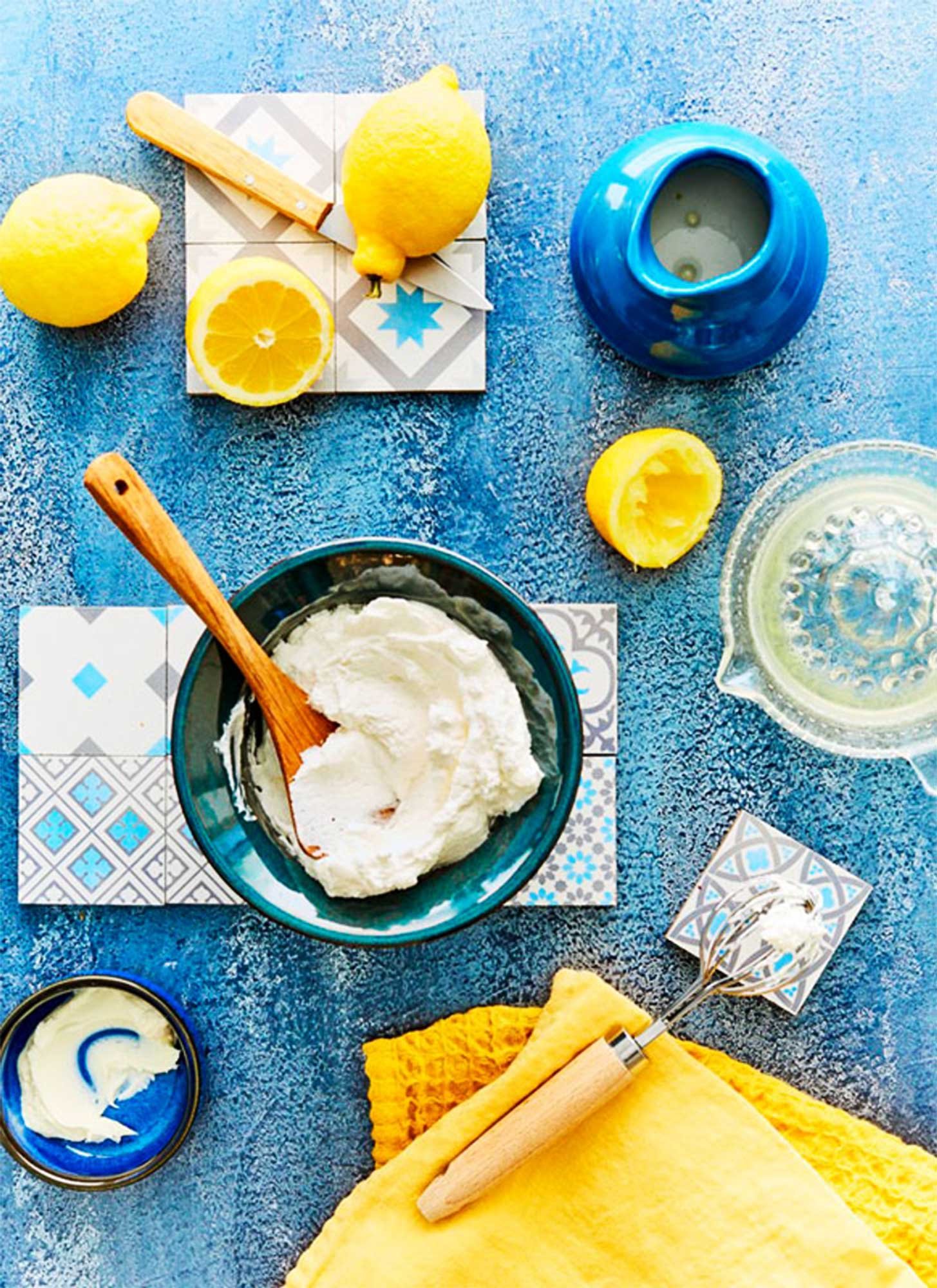 photographie culinaire de chantilly au citron en ambiance colorée jaune et bleu