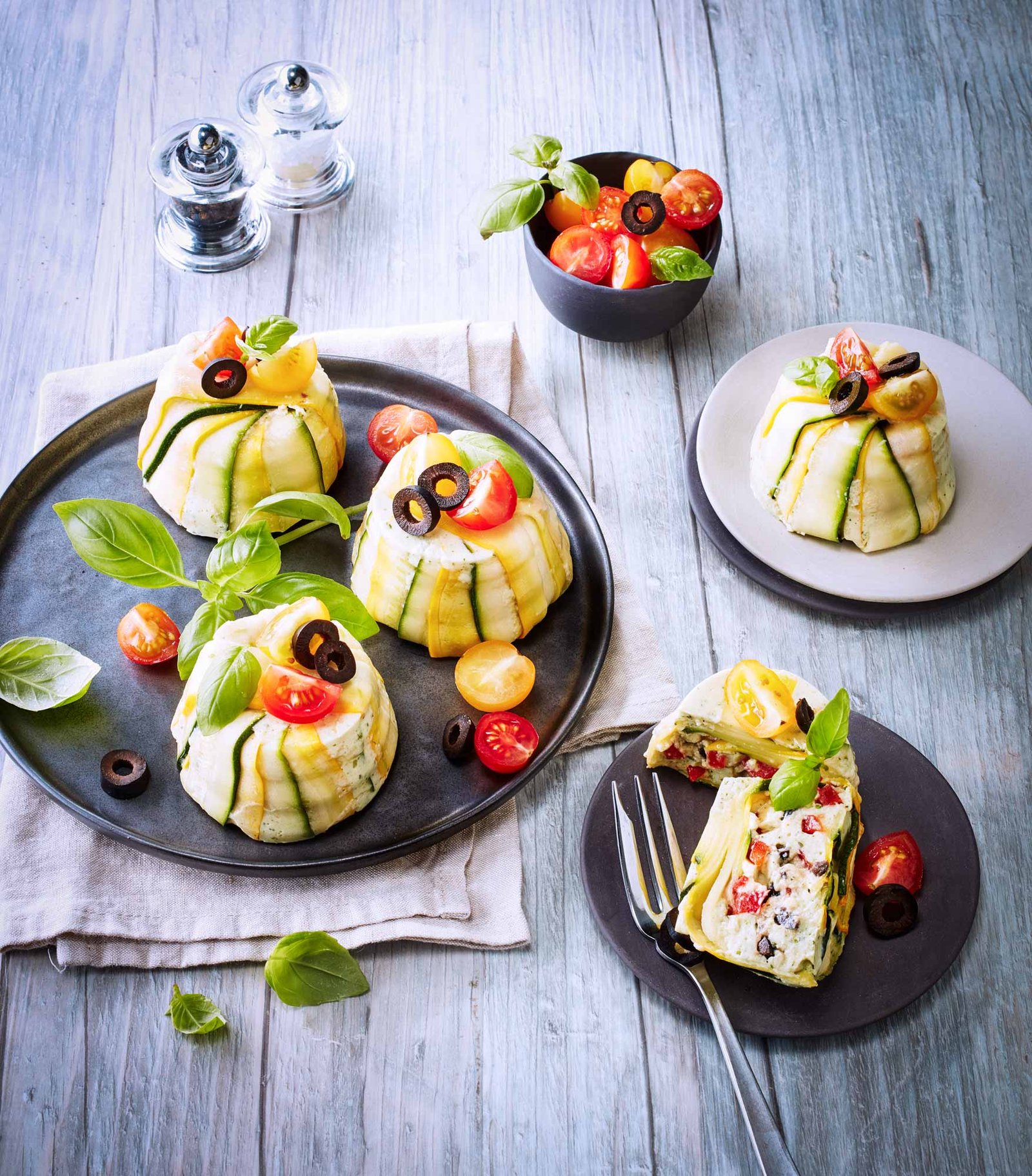 mini-charlottes an tranches de courgettes jaunes et vertes garnies de légumes au fromage