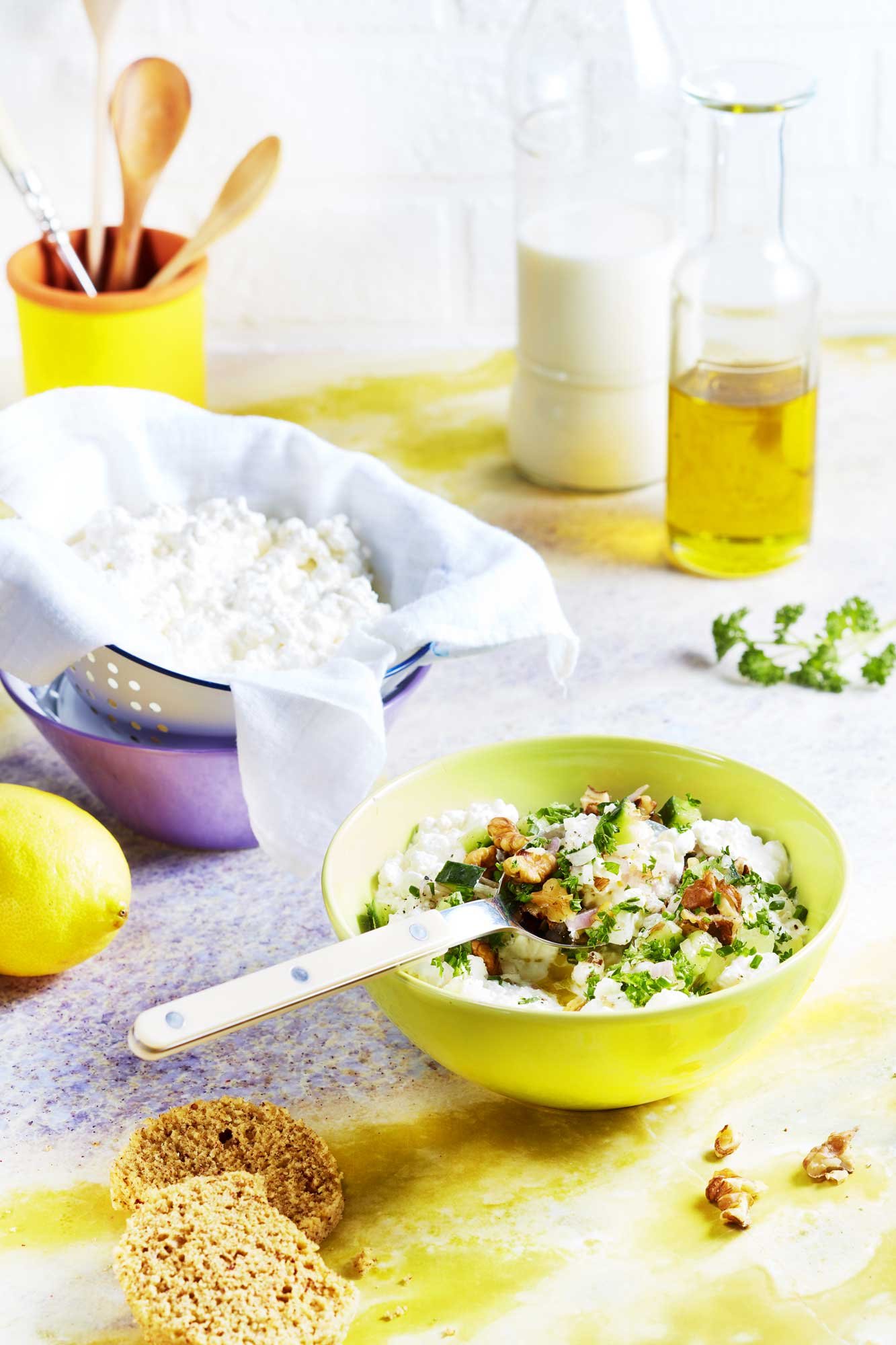 cottage cheese fait maison sur marbre coloré, recette mise en photographie culinaire pour l'édition