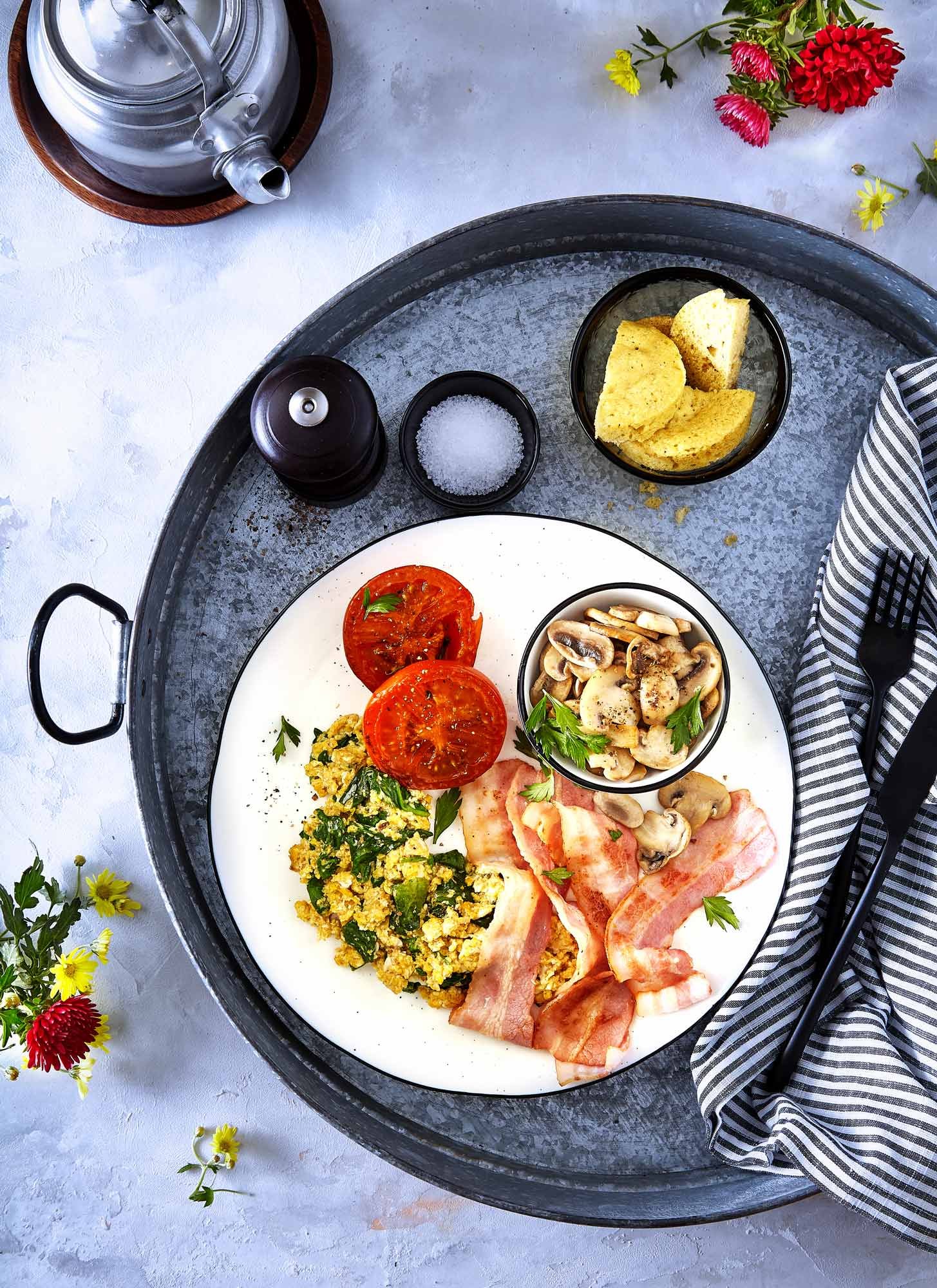 English breakfast cétogène avec oeufs, bacon, tomates et champignons