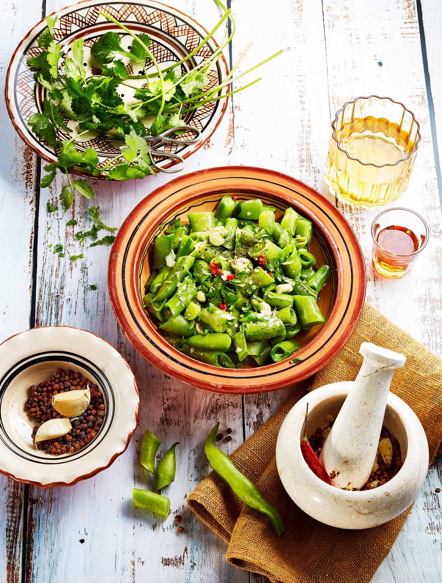 plat de fèves à l'algérienne, aux épices, à l'ail et à la coriandre