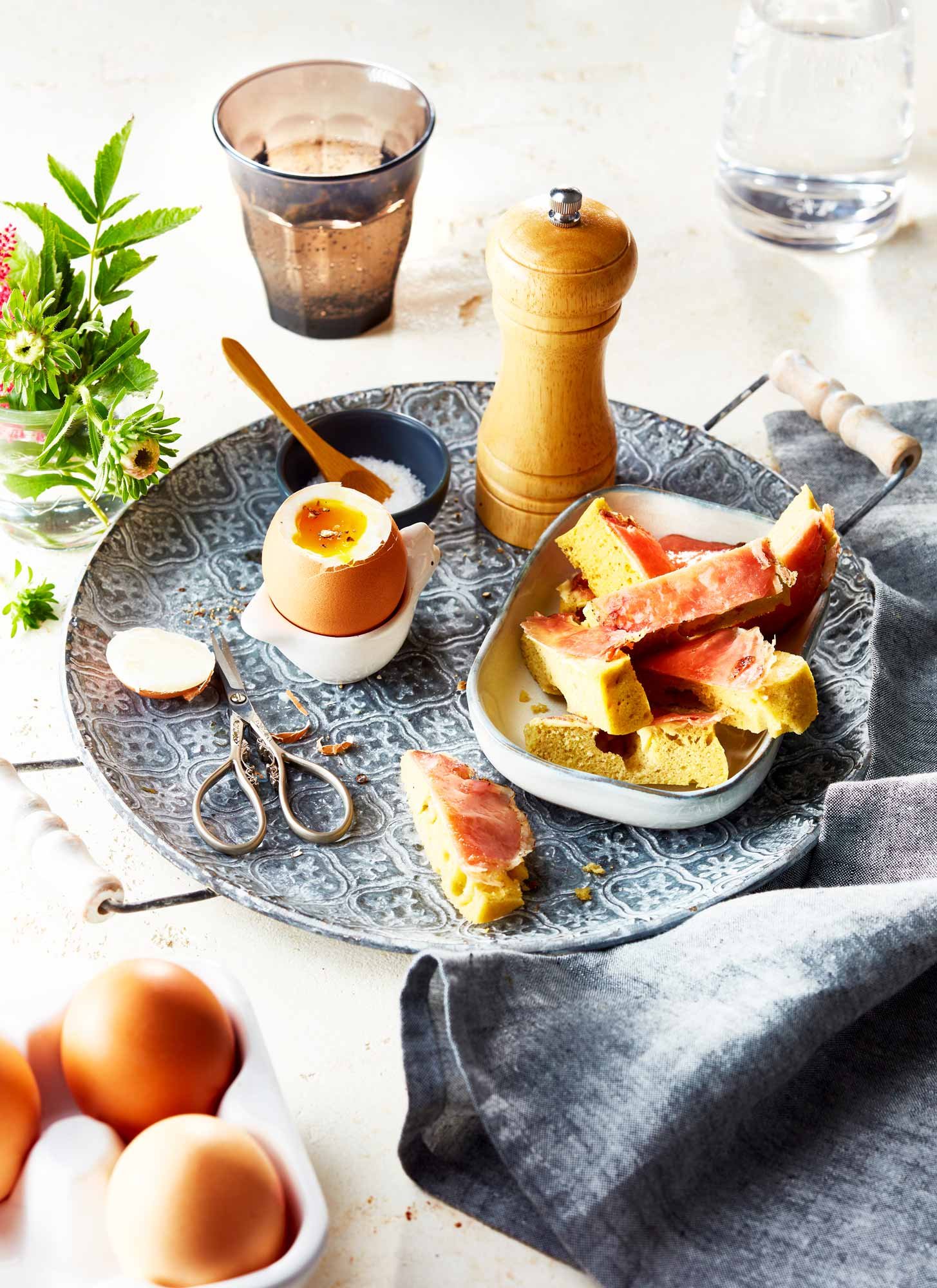 plateau d'oeuf à la coque avec pain cétogène et jambon cru, poivrier et fleur de sel