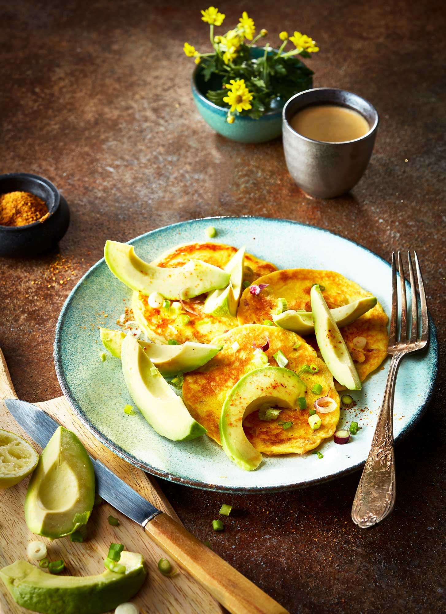 assiette de pancakes à l'avocat, tige de cébette