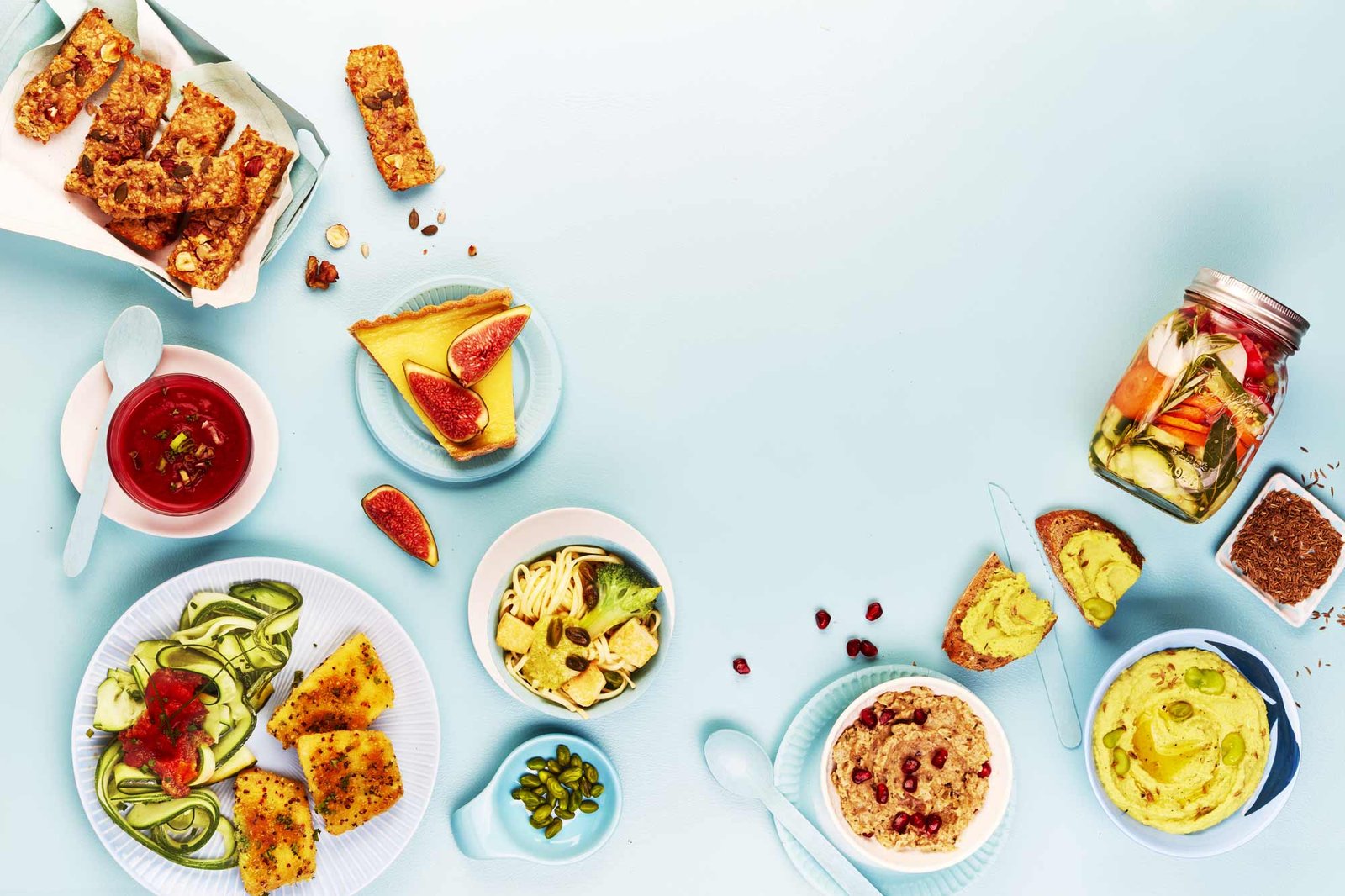 photographie culinaire de plats variés sur fond bleu