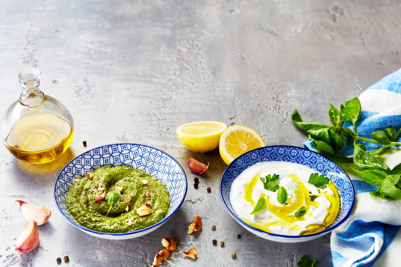 deux bols de sauce sur fond béton