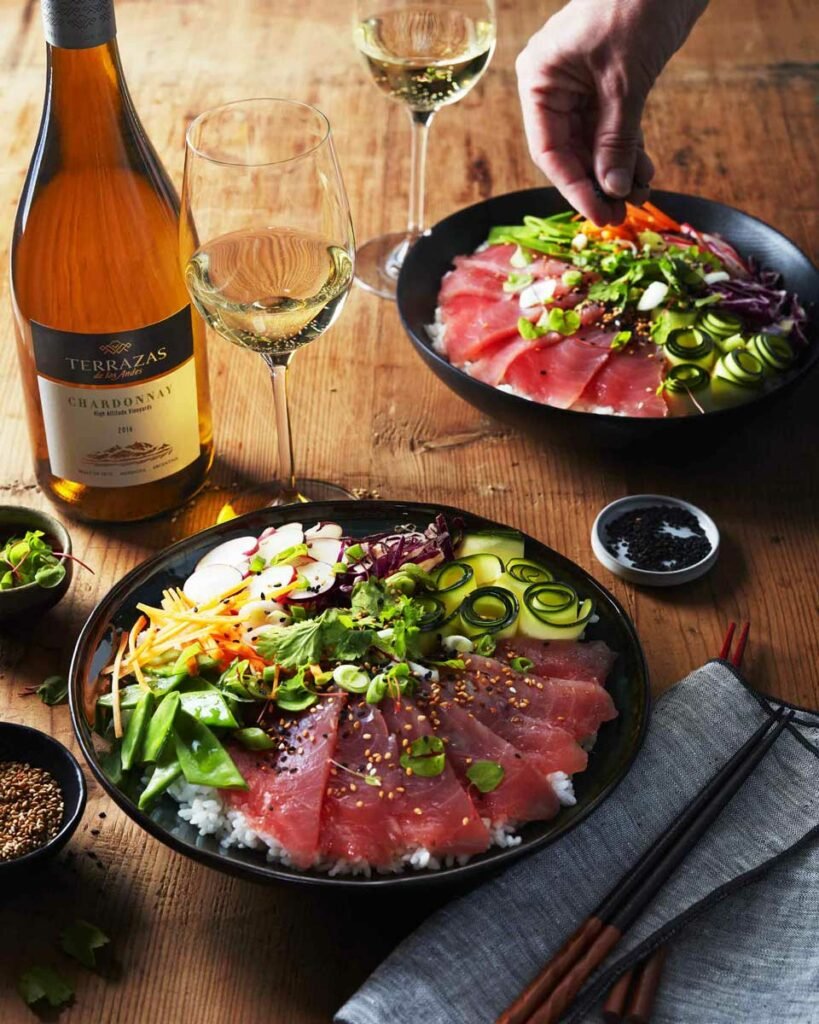 donburi de thon avec bouteille de vin blanc par un photographe culinaire spécialisé boisson