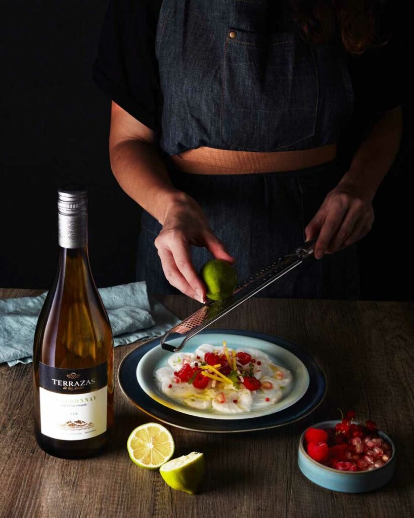 bouteille de vin accompagnant un ceviche, par un photographe culinaire spécialisé boisson
