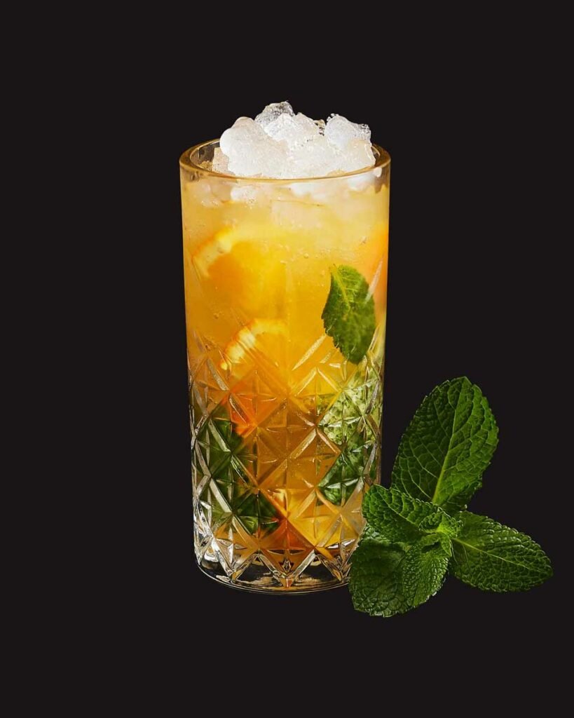 photographie culinaire d'un cocktail avec glace pilée