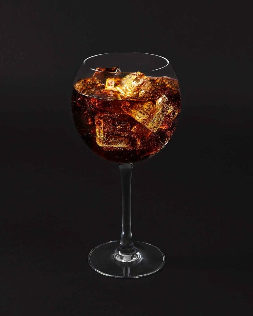 photographie culinaire d'un cocktail à base de cola avec glaçons
