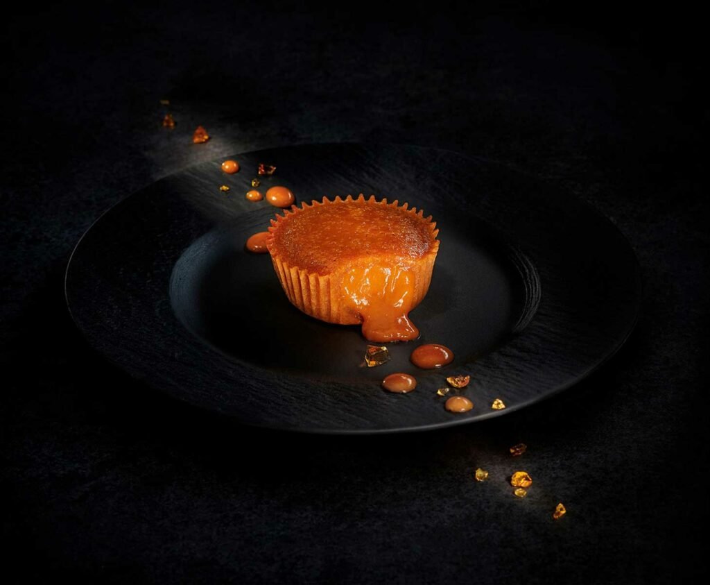 visuel gourmand de fondant au caramel avec gouttes et éclat de caramel
