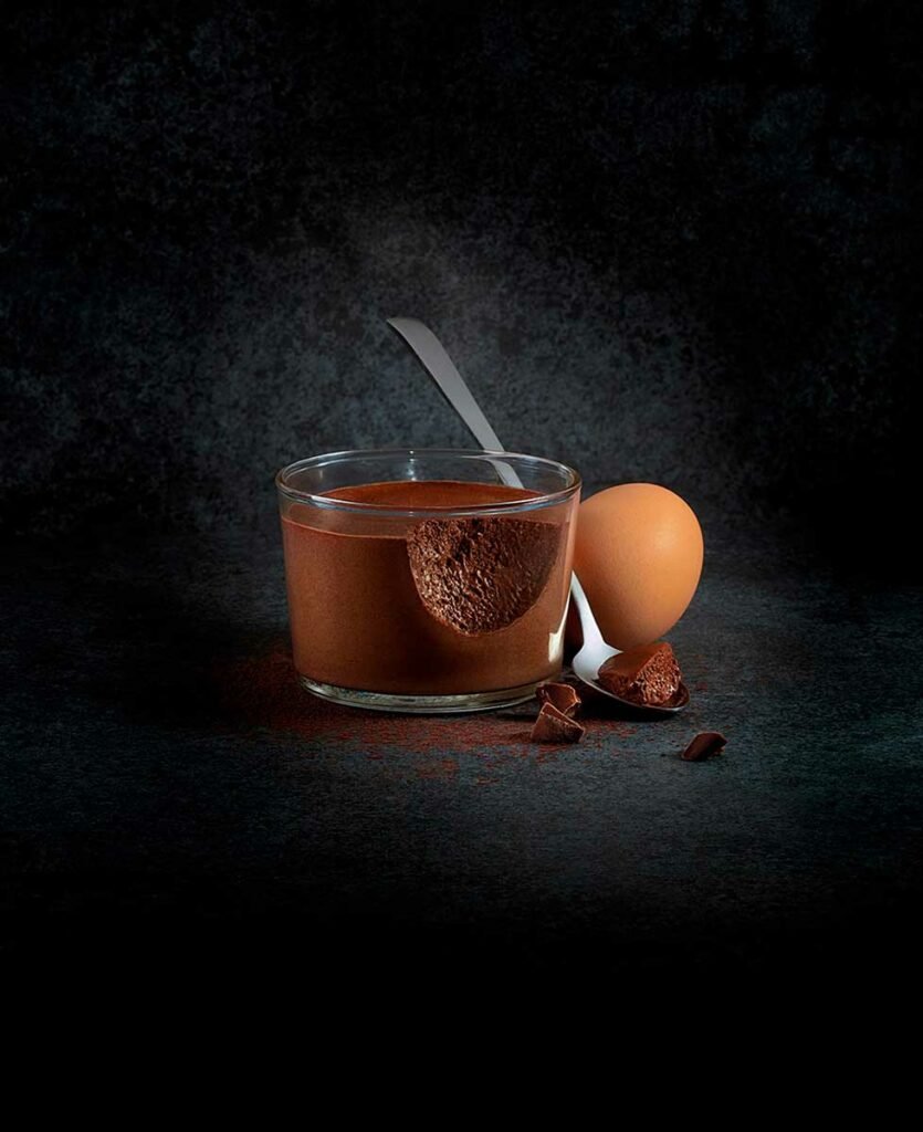 photographie culinaire de pot de mousse au chocolat avec présence d'oeuf et de chocolat