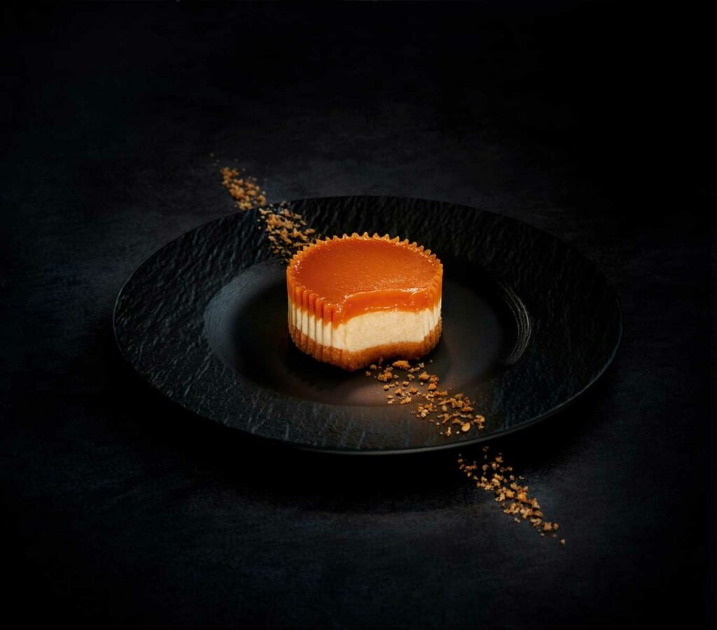 visuel culinaire sombre et élégant de tartelette au caramel avec poudre