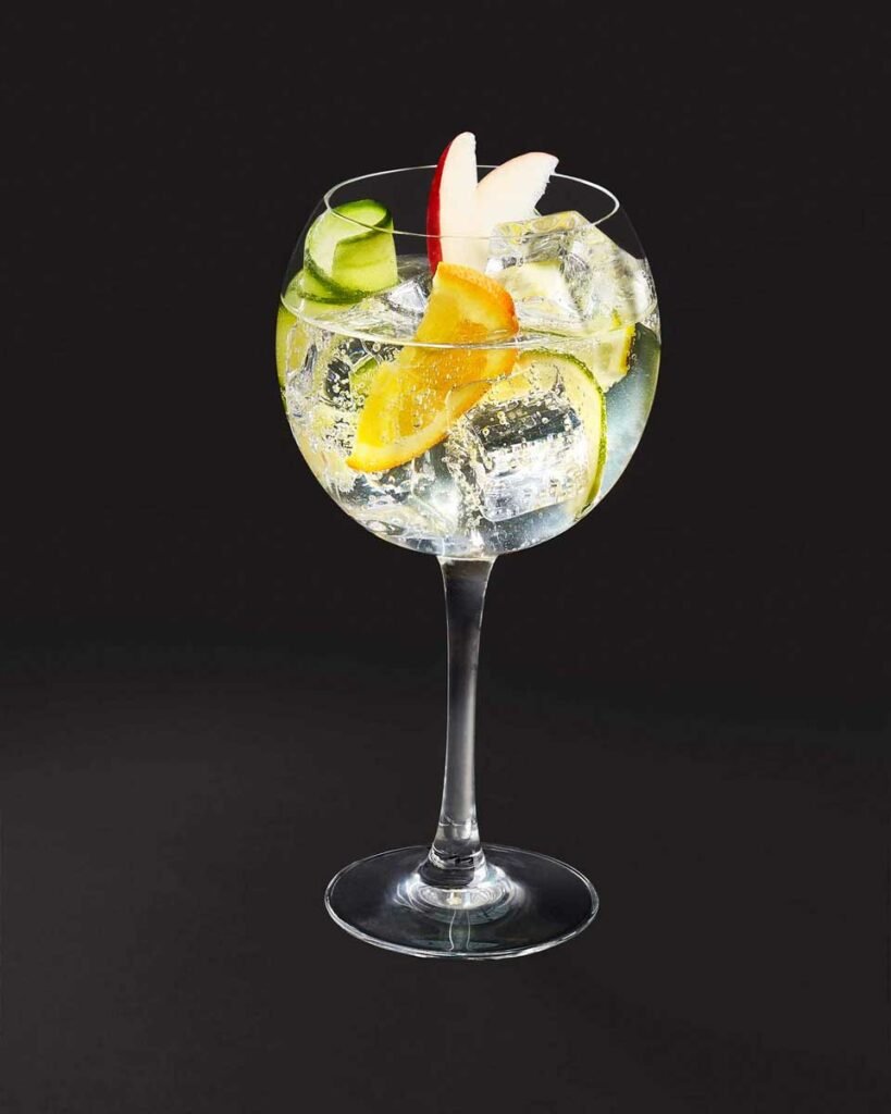 photographie culinaire d'un cocktail transparent avec glaçons