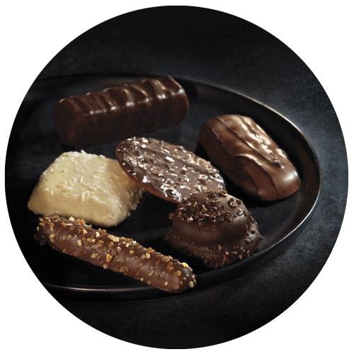 biscuits variés disposés dans une assiette noire pour montrer la variété des biscuits dans le visuel du packaging