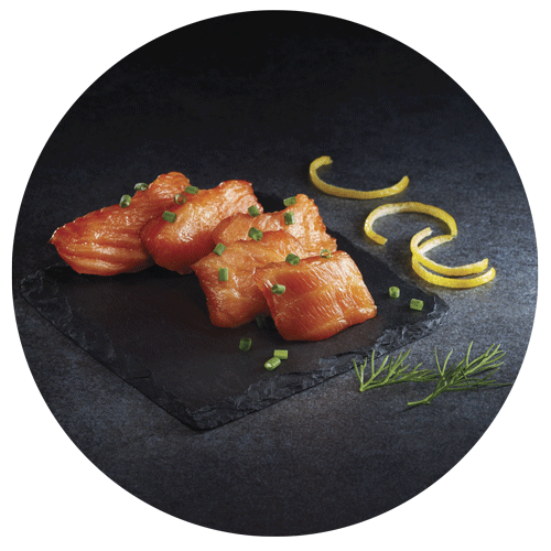 bouchées de saumon préparées sur ardoise avec herbes aromatiques