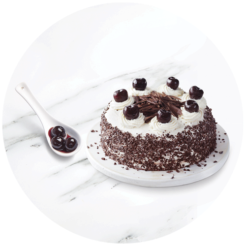 photographie culinaire pour un visuel de packaging pour des cerises amarena, gâteau façon forêt noire et cuillère chinoise remplie de cerises