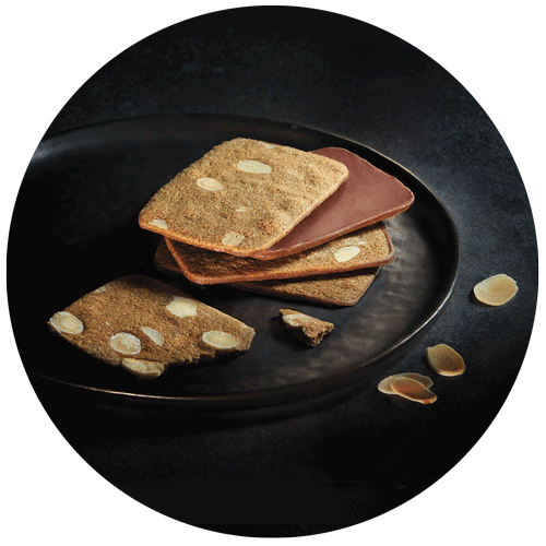 croquantines au chocolat joliment dressées dans une assiette noire et amandes effilées grillées : visuel de l'emballage de ces gâteaux