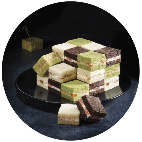 cube surprise Auchan constitué de petits sandwiches nature, vert et cacao pris par un photographe culinaire packaging