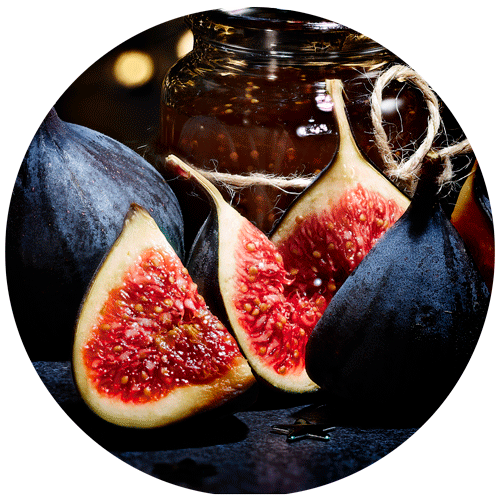 figues ouvertes en gros plan, chutney à la figue en arrière plan et bokehs