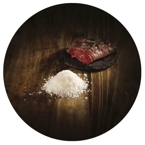 fleur de sel de l'ile de Ré avec bavette en arrière plan pris par un photographe culinaire packaging pour illustrer l'emballage de la fleur de sel