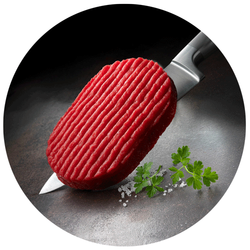 photographie culinaire d'un magnifique steak haché posé sur un couteau avec persil et fleur de sel