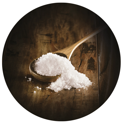 cuillère en bois débordant de gros sel de camargue pour figurer sur le packaging