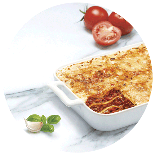 lasagnes montées pour le packaging avec tomates, ail et basilic, pris par un photographe culinaire