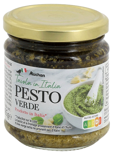 pot de pesto verde avec son étiquette sur laquelle il y a une photographie culinaire packaging de pesto dans un mortier