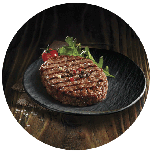 steak haché joliment grillé avec assaisonnement de baies et de fleur de sel, une tomate cerise et une pousse de roquette, pris par un photographe culinaire packaging