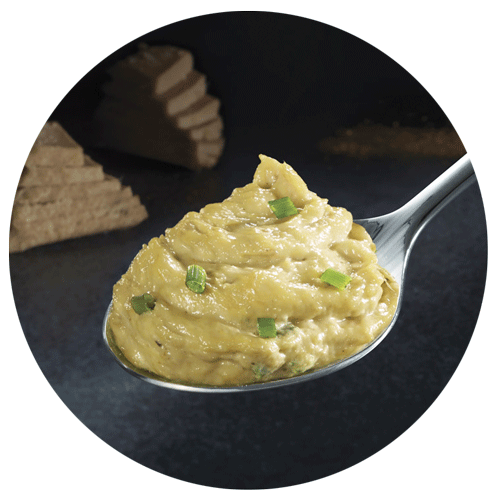 cuillère de tartinable de thon dressée dans une cuillère avec thon et curry en arrière plan pour être pris par un photographe culinaire packaging