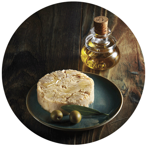 photographie alimentaire, thon blanc en boite à l'huile d'olive dans une assiette bleue avec olives vertes, une feuille d'olivier et une fiole d'huile d'olive
