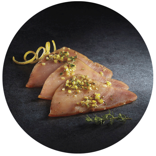 tranches de thon fumé superposées avec sauce au thym et au citron préparés par une styliste culinaire packaging pour la photo